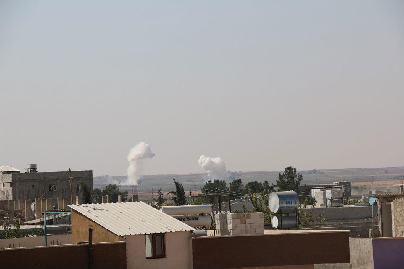 Tel Abyad'ta vurulan hedeflerden dumanlar yükseliyor.